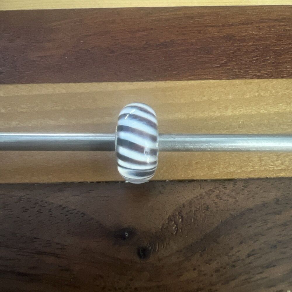 Authentic Trollbeads Glass 61317 Grey Wolf *0 RETIRED
